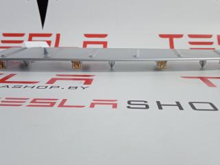Декоративная накладка отделки багажника хром (под замок) Tesla Model X 1 поколение 2020, 1050381-00-D, 1050388-00-B