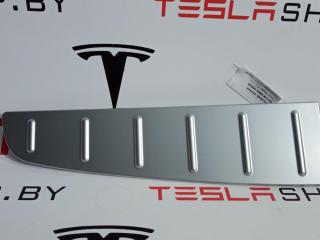 Декоративная накладка отделки багажника хром (под замок) Tesla Model X 1 поколение 2020, 1050381-00-D, 1050383-00-B