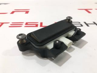 кнопка открытия багажника Tesla Model S 1 поколение [рестайлинг] 2019, 1007287-00-A