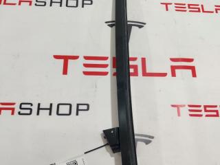 направляющая стеклоподъемника переднего Tesla Model X 1 поколение 2016, 1028822-00-J