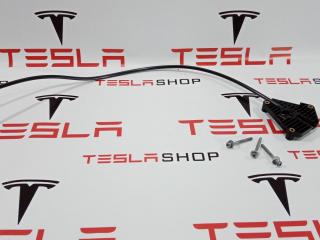 Кронштейн мотора привода люка Tesla Model S 1 поколение 2015, 1003242-00-A