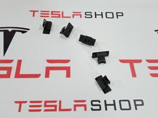 Клипса крепления уплотнителя внутреннего стекла двери Tesla Model S 1 поколение 2014, 1005783-00-B