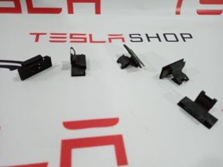 Клипса крепления уплотнителя внутреннего стекла двери Tesla Model S 1 поколение 2015, 1005783-00-B