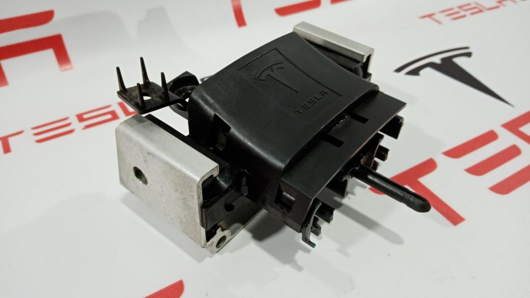 Крышка-фиксатор Tesla Model S 1 поколение 2015, 1003311-00-B - фото №1