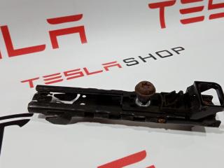 Кронштейн крепления ремня безопасности Tesla Model 3 1 поколение 2019, 1068130-01-B