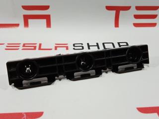Кронштейн крепления накладки порога рокерной панели Tesla Model S 1 поколение 2015, 1003691-00-A
