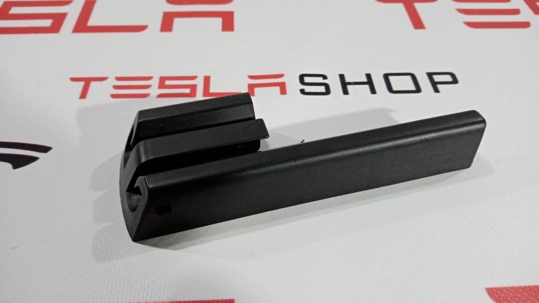Заглушка салазки сиденья Tesla Model S 1 поколение 2012, 1031675-00-A - фото №1