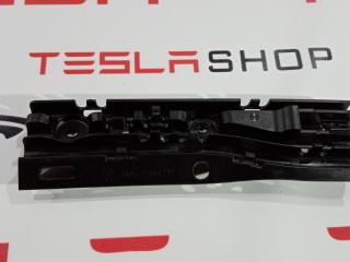 Кронштейн крепления дренажной трубки панорамной крыши Tesla Model S 1 поколение 2012, 1008372-00-E