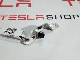 Кронштейн крепления обшивки двери Tesla Model S 1 поколение 2015, 1003540-00-A