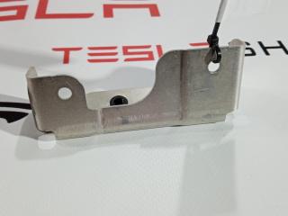 Кронштейн крепления обшивки двери Tesla Model S 1 поколение 2015, 1003540-00-A