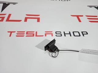 Клипса крепления уплотнителя внутреннего стекла двери Tesla Model S 1 поколение 2012, 1005783-00-B