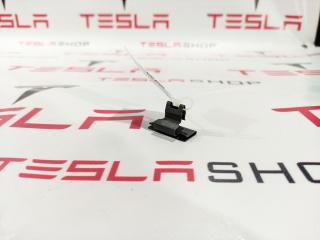 Клипса крепления уплотнителя внутреннего стекла двери Tesla Model S 1 поколение 2012, 1005783-00-B