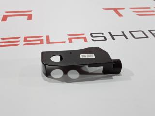 Пластиковый кожух пиропатрона ремня безопасности правый Tesla Model S 1 поколение 2015, 1005265-00-B