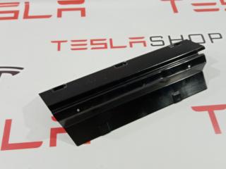 Кронштейн (крепление) коврового покрытия багажника Tesla Model S 1 поколение 2014, 1009174-00-C