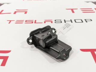 Кронштейн крепления кнопки стеклоподъемника двери Tesla Model S 1 поколение 2014, 1008114-00-C