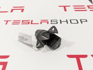 Кронштейн карты (обшивки) двери Tesla Model S 1 поколение 2014, 1009367-00-B