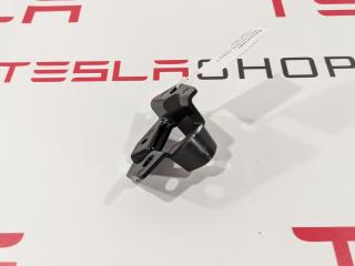 Кронштейн крепления обшивки двери Tesla Model S 1 поколение 2014, 1008412-00-B