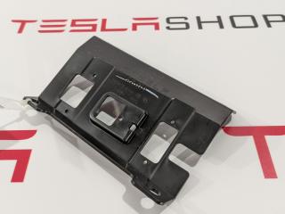 Кронштейн крепления блока управления стеклоподъемниками двери Tesla Model S 1 поколение 2014, 1028615-00-A