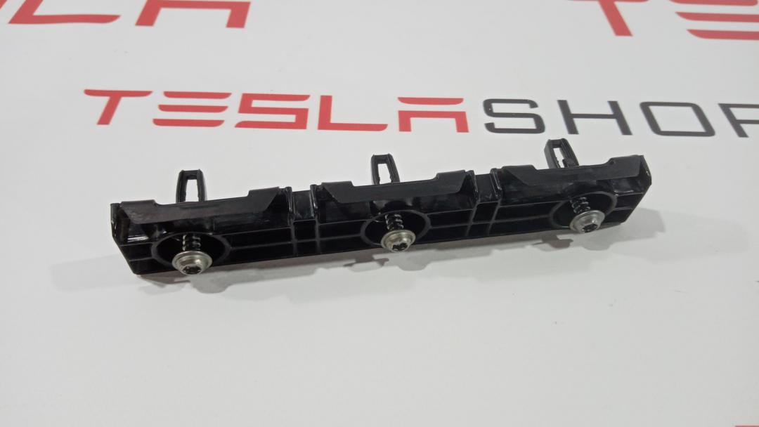 Кронштейн крепления накладки порога рокерной панели Tesla Model S 1 поколение 2014, 1003691-00-A - фото №1