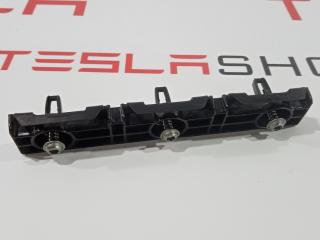 Кронштейн крепления накладки порога рокерной панели Tesla Model S 1 поколение 2014, 1003691-00-A