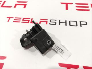 Кронштейн крепления передней внутренней решетки Tesla Model S 1 поколение 2014, 1061331-00-B, 1020793-00-B