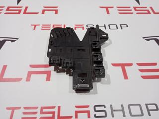 Кронштейн крепления разъема электропроводки приборной панели Tesla Model S 1 поколение [рестайлинг] 2016, 1063586-00-A