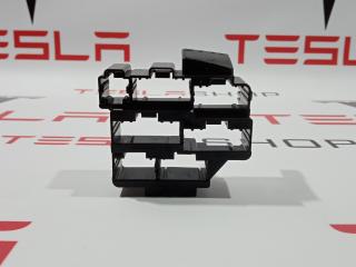 Кронштейн крепления разъема электропроводки приборной панели Tesla Model S 1 поколение [рестайлинг] 2016, 1053704-00-C