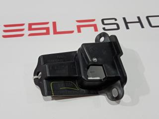 Кронштейн крепления кнопки стеклоподъемника двери Tesla Model S 1 поколение [рестайлинг] 2016, 1008114-00-C