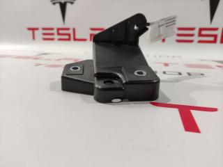 Кронштейн крепления передней внутренней решетки Tesla Model S 1 поколение [рестайлинг] 2016, 1061331-00-B