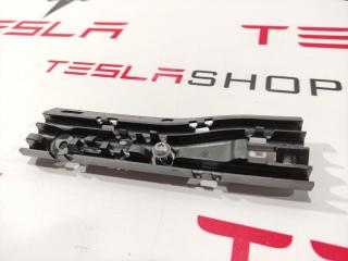 Кронштейн крепления дренажной трубки панорамной крыши Tesla Model S 1 поколение 2014, 1008371-00-E