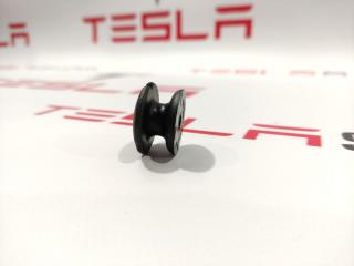 Клипса шпильки крепления грузовой сетки Tesla Model S 1 поколение 2014, 1009089-00-A