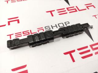 Проставка накладки порога передняя левая Tesla Model 3 1 поколение 2020, 1086293-00-H