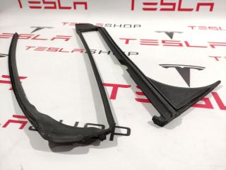 Уплотнитель стойки В (камера) Tesla Model X 1 поколение 2017, 1032153-00-C