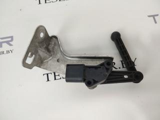 Датчик уровня пневмоподвески (положения кузова) передний левый Tesla Model S 1 поколение [рестайлинг] 2018, 1027941-00