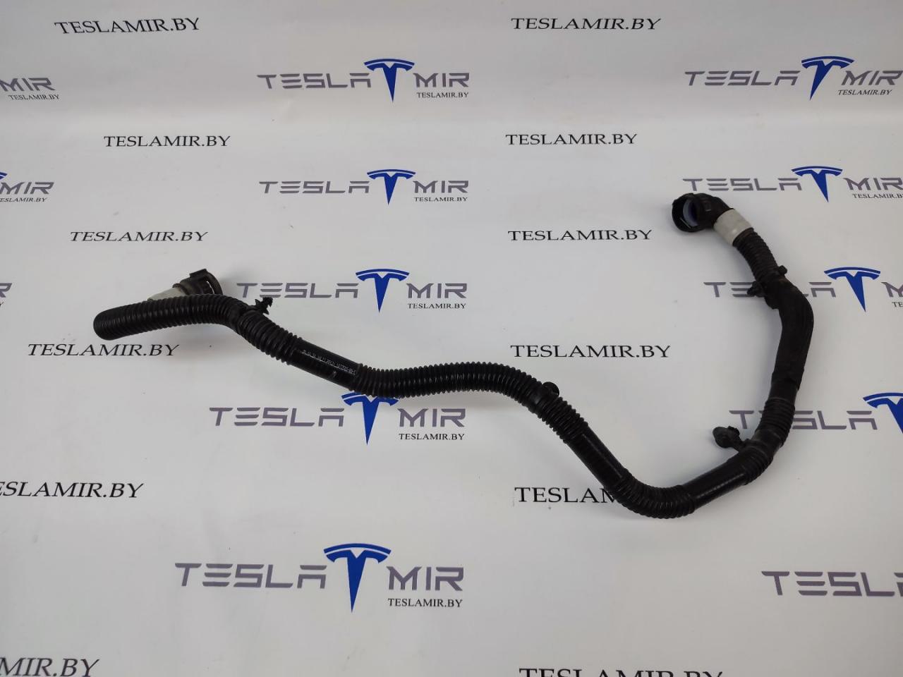 Шланг системы охлаждения заднего мотора Tesla Model Y 1 поколение 2021, 1077585-00 - фото №1