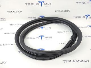 Уплотнитель резиновый бокса капота (корыта) Tesla Model 3 1 поколение 2021, 1090492-00
