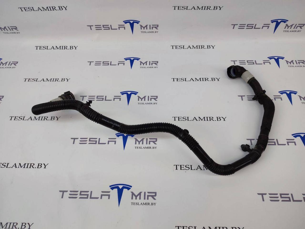 Шланг системы охлаждения заднего мотора Tesla Model 3 1 поколение 2022, 1077585-00 - фото №1