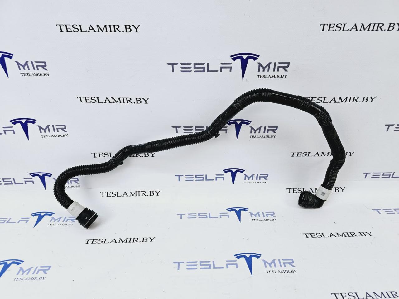 Шланг системы охлаждения заднего мотора Tesla Model 3 1 поколение 2023, 1077585-00 - фото №1