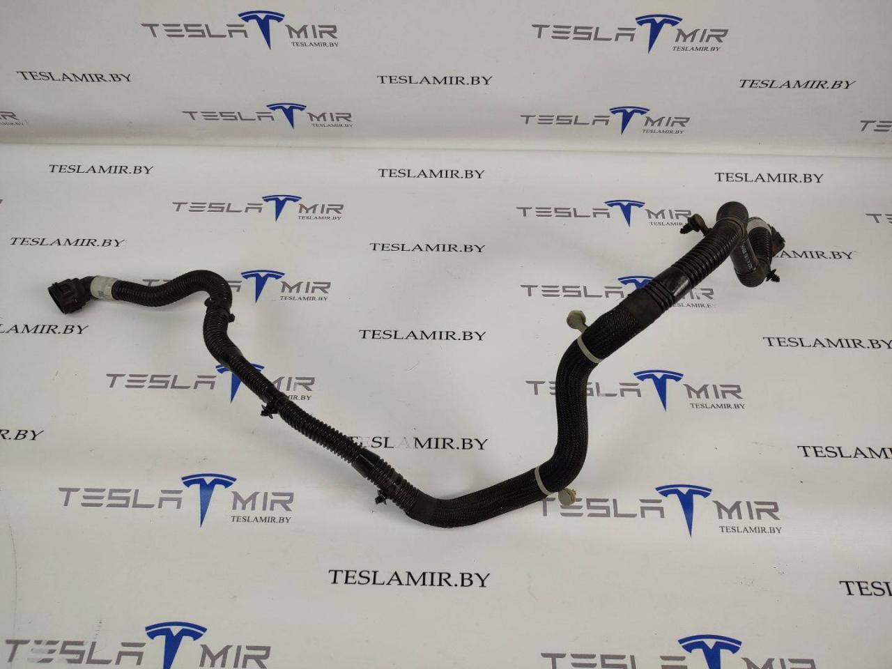 Шланг системы охлаждения заднего мотора Tesla Model 3 1 поколение 2023, 1077595-00 - фото №1