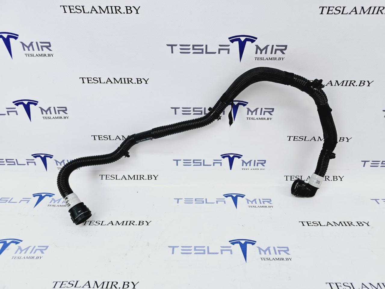 Шланг системы охлаждения заднего мотора Tesla Model 3 1 поколение 2023, 1077585-00 - фото №1