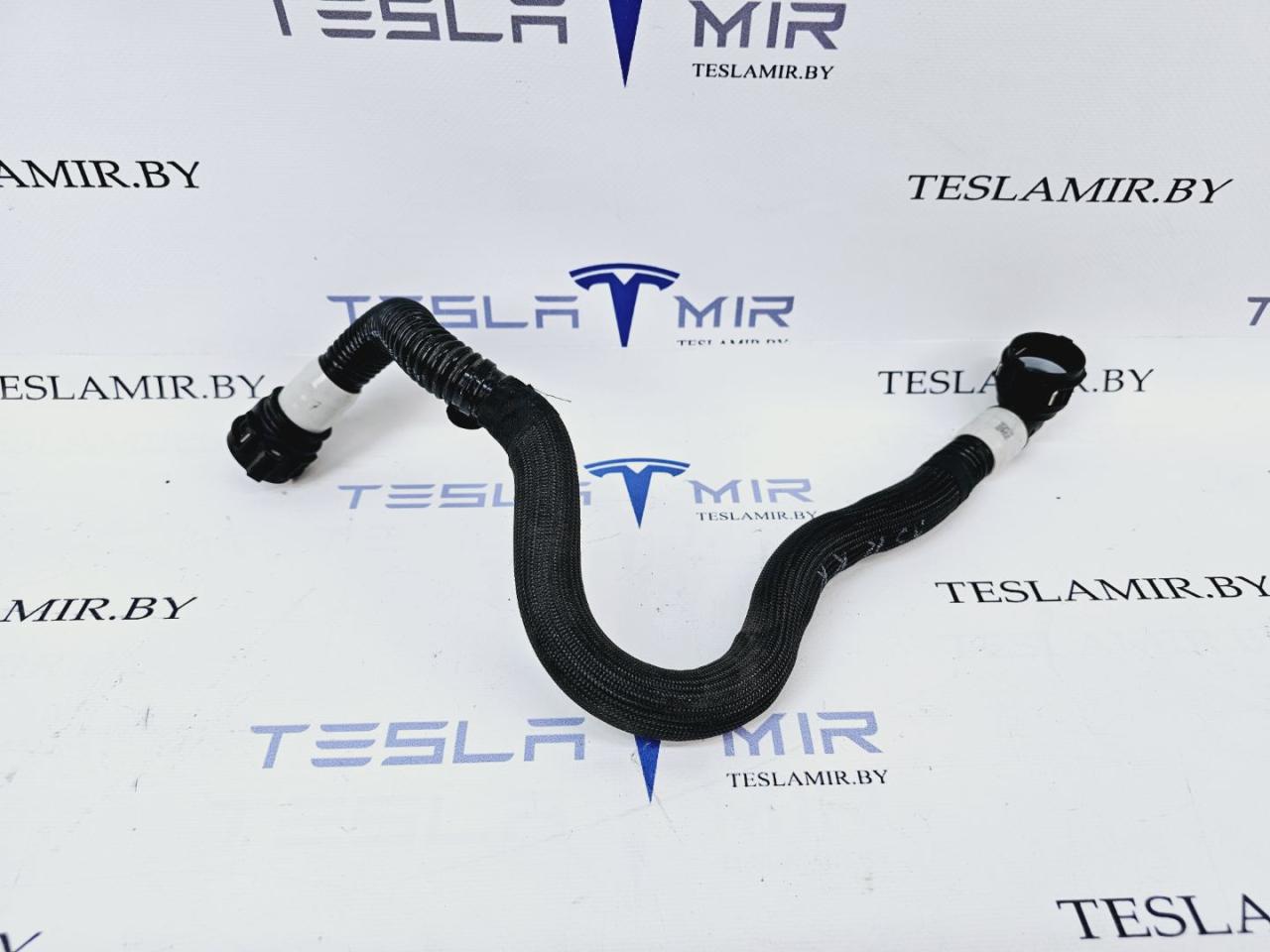 Шланг системы охлаждения заднего мотора Tesla Model 3 1 поколение 2023, 1077594-00 - фото №1