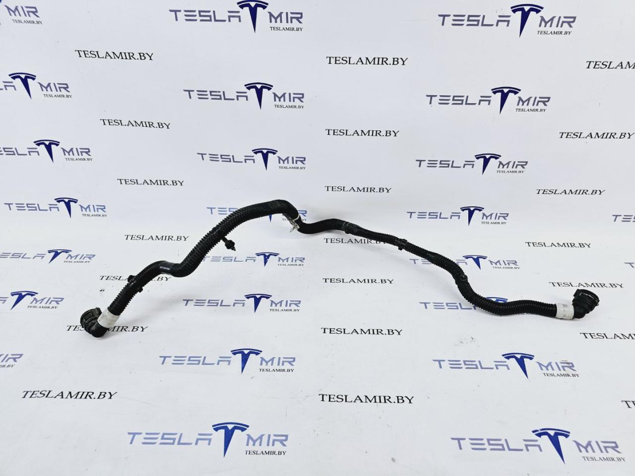 Шланг системы охлаждения заднего мотора Tesla Model Y 1 поколение 2021, 1077595-00 - фото №1