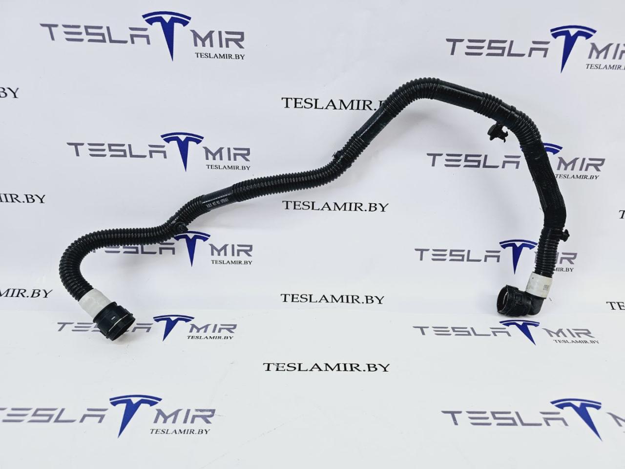Шланг системы охлаждения заднего мотора Tesla Model Y 1 поколение 2021, 1077585-00 - фото №1