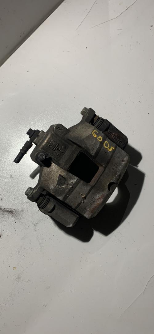 суппорт передний правый Chevrolet Malibu 9 поколение 2017, 1.5 л., бензин, АКПП, седан, 23366269 - фото №1