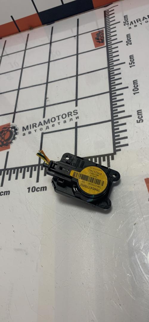 моторчик заслонки печки Chevrolet Equinox 3 поколение 2018, 1.5 л., бензин, АКПП, внедорожник 5 дв., 84175394 - фото №1