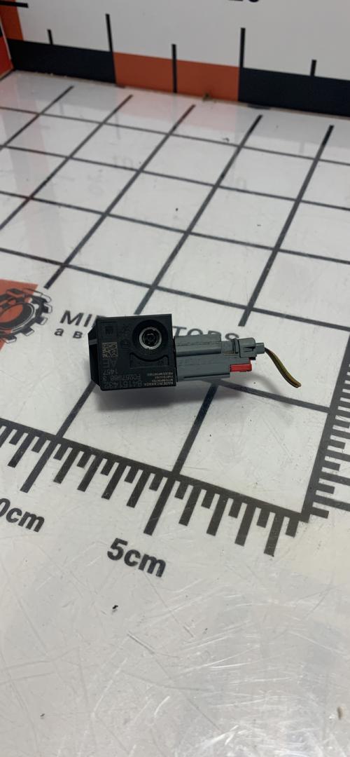 датчик удара Chevrolet Equinox 3 поколение 2018, 1.5 л., бензин, АКПП, внедорожник 5 дв., 13510106 - фото №1