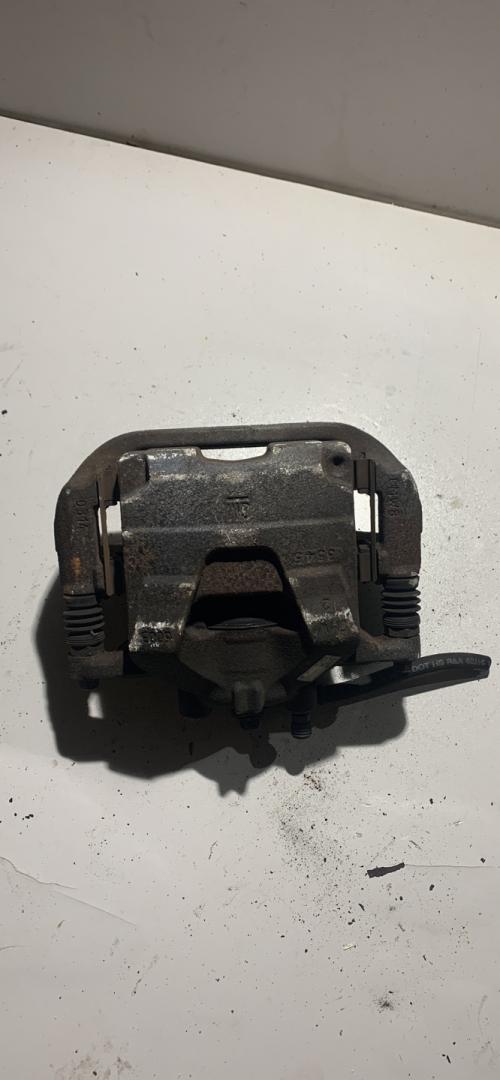 суппорт передний левый Buick Encore 1 поколение 2016, 1.4 л., АКПП, внедорожник 5 дв. - фото №1