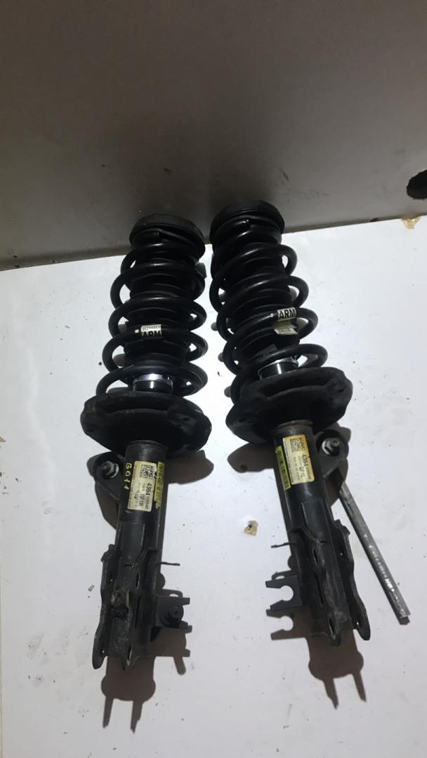 стойка передняя левая Buick Encore 1 поколение 2016, 1.4 л., АКПП, внедорожник 5 дв. - фото №1