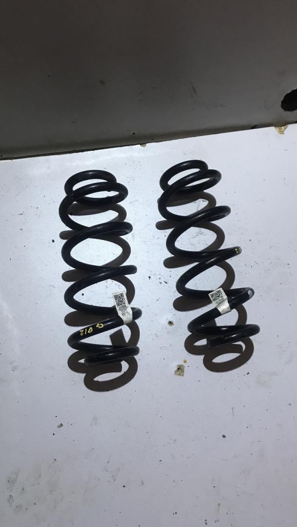 пружина задняя Chevrolet Equinox 3 поколение 2018, 1.5 л., бензин, АКПП, внедорожник 5 дв., 84185240 - фото №1