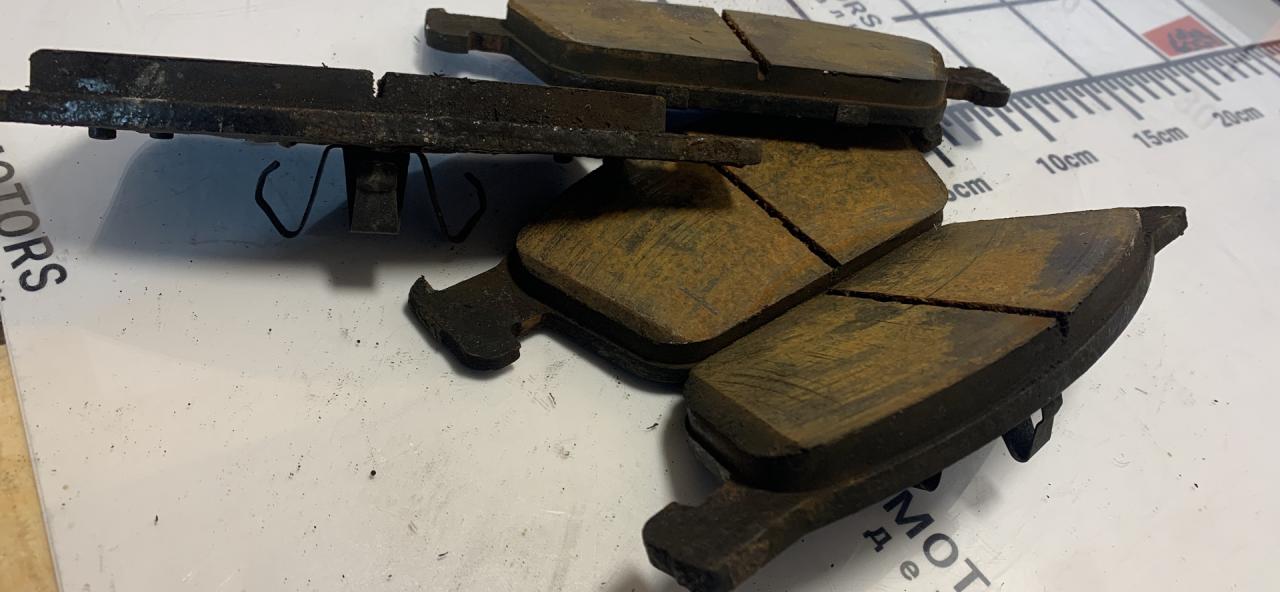 тормозные колодки Ford Escape 3 поколение C520 2013, 1.5 л., бензин, АКПП, внедорожник 5 дв. - фото №1